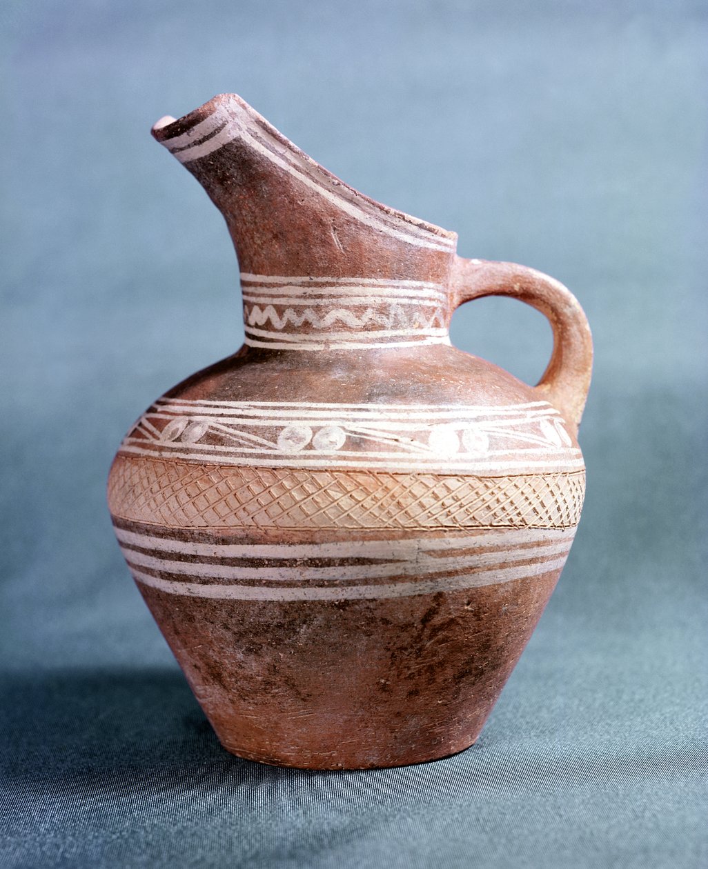 来自克里特岛克诺索斯的水壶，公元前17  -  1500年（彩绘和切割的陶器） 作者 美浓