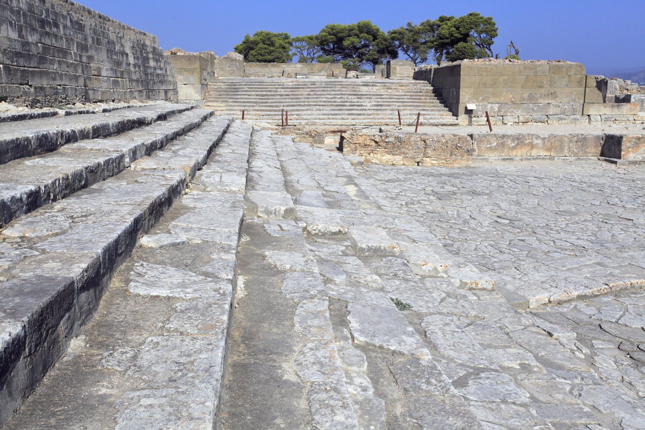 Phaistos 的米诺斯考古遗址。西法院和剧院区。 正面和宫殿中央入口（公元前 1900 年 -1700 年）前的大型铺砌庭院。 这个法院在居民的生活中发挥了重要作用。 在脚下 作者 美浓