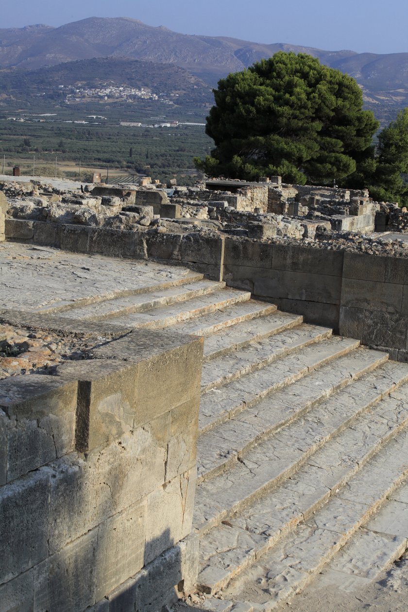 费斯托斯的米诺斯考古遗址。 楼梯从西院开始，通向 Propylaea，这是新宫殿的主要入口，也是最令人印象深刻的入口（公元前 1700-1450 年）。 费斯托斯，克里特岛。 作者 美浓