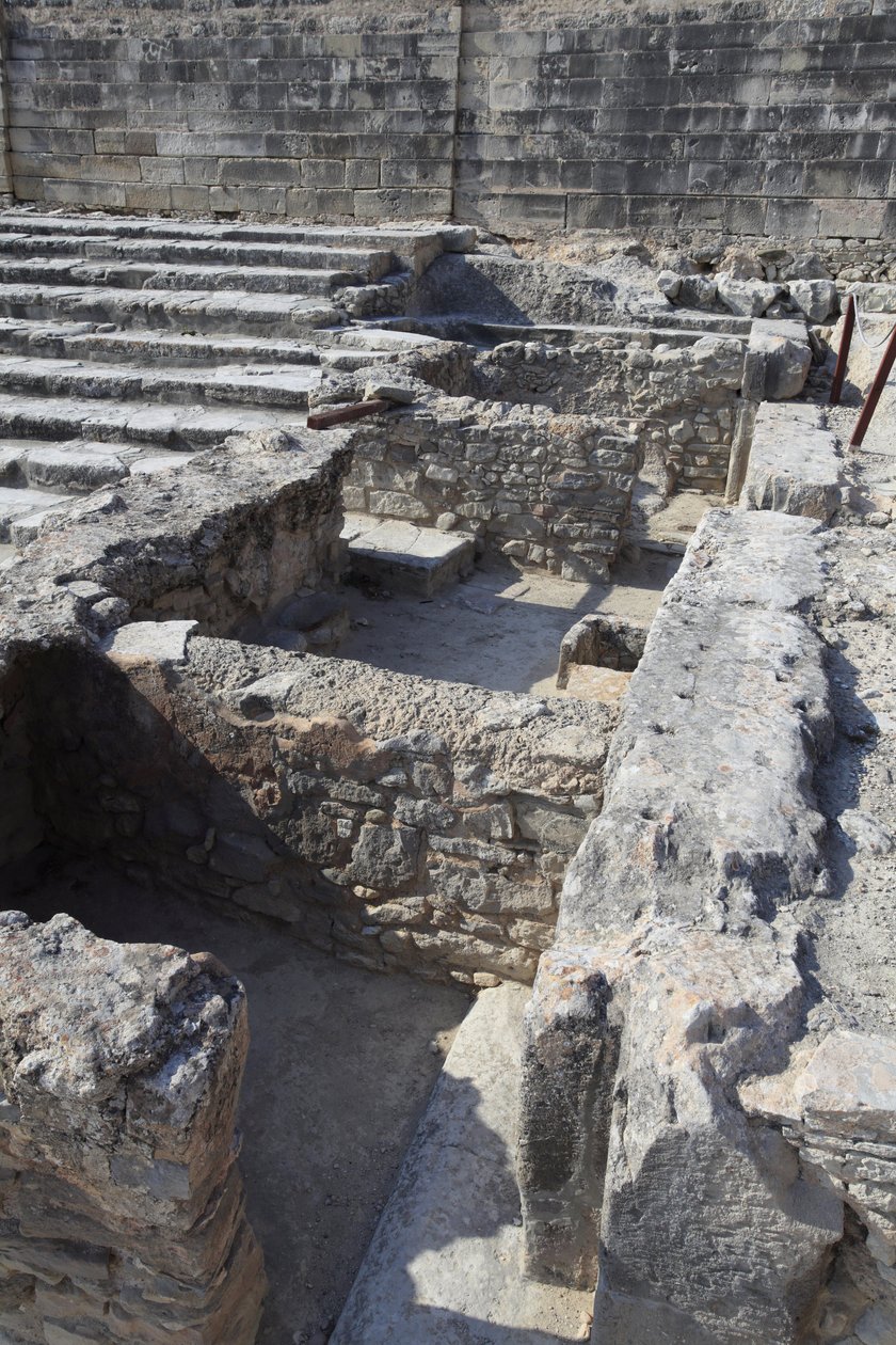 Minoan archeological site of Phaistos. The tripartite shrine. This Complex of rooms in front of the Palace was a small shrine. Phaistos, Crete. 作者 美浓