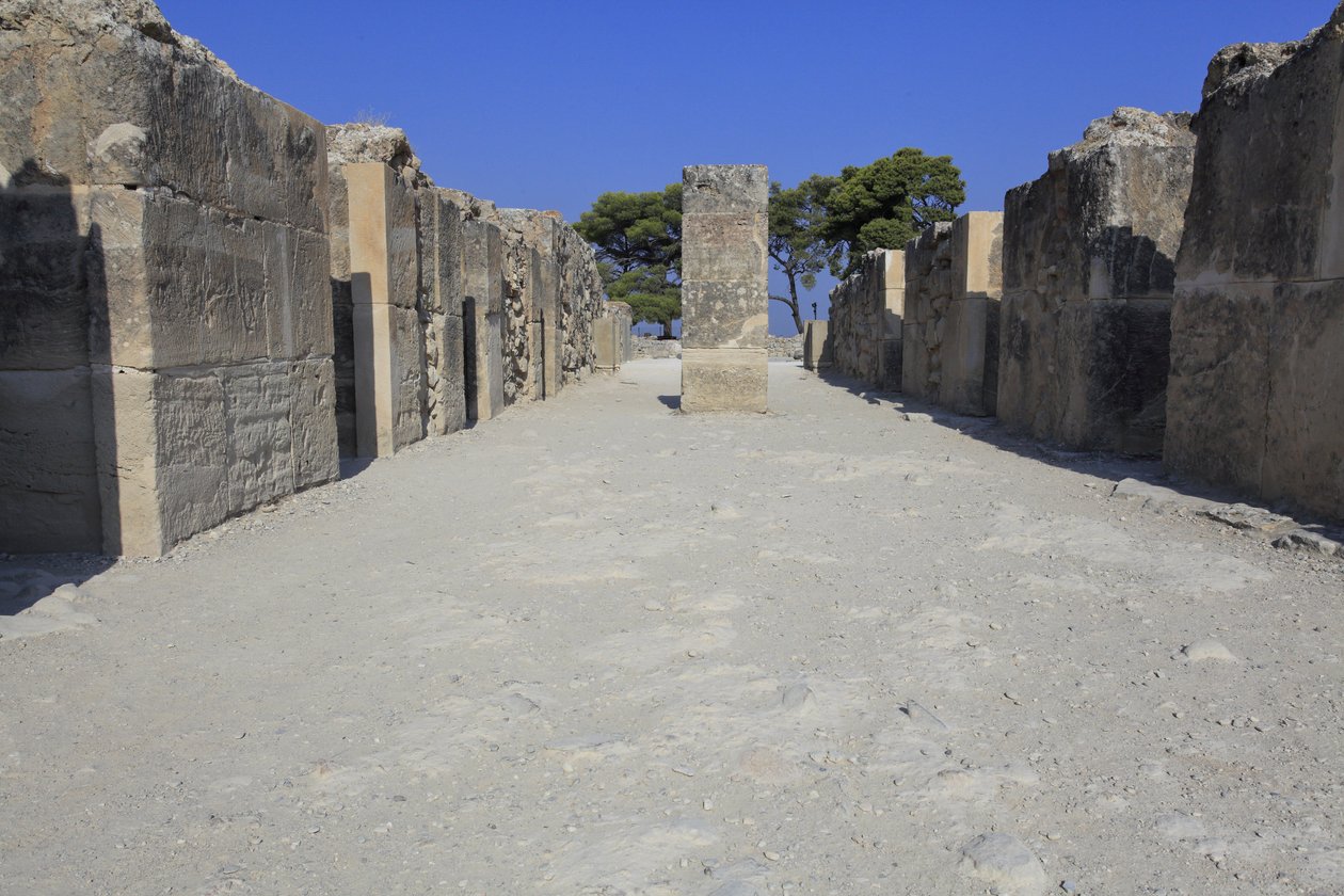 Minoan archeological site of Phaistos. The west magazines. Large complex of the palace storerooms. It consists of the antechamber, the corridor of the storerooms, and the storerooms themselves. To right and left of the corridor were 11 magazines in which t 作者 美浓