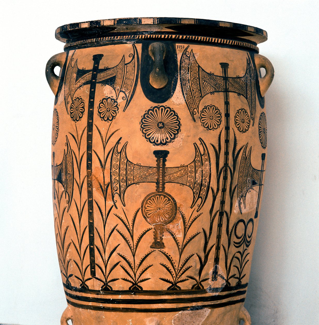 Minoan art: terracotta vase from the Neopalatiale period decorates symbols of the deities and representations of the sky and the earth as well as the double axe, symbol of Cretan civilization. From Knossos (Cnossos) Heraklion, Archeological Museum Crete 作者 美浓