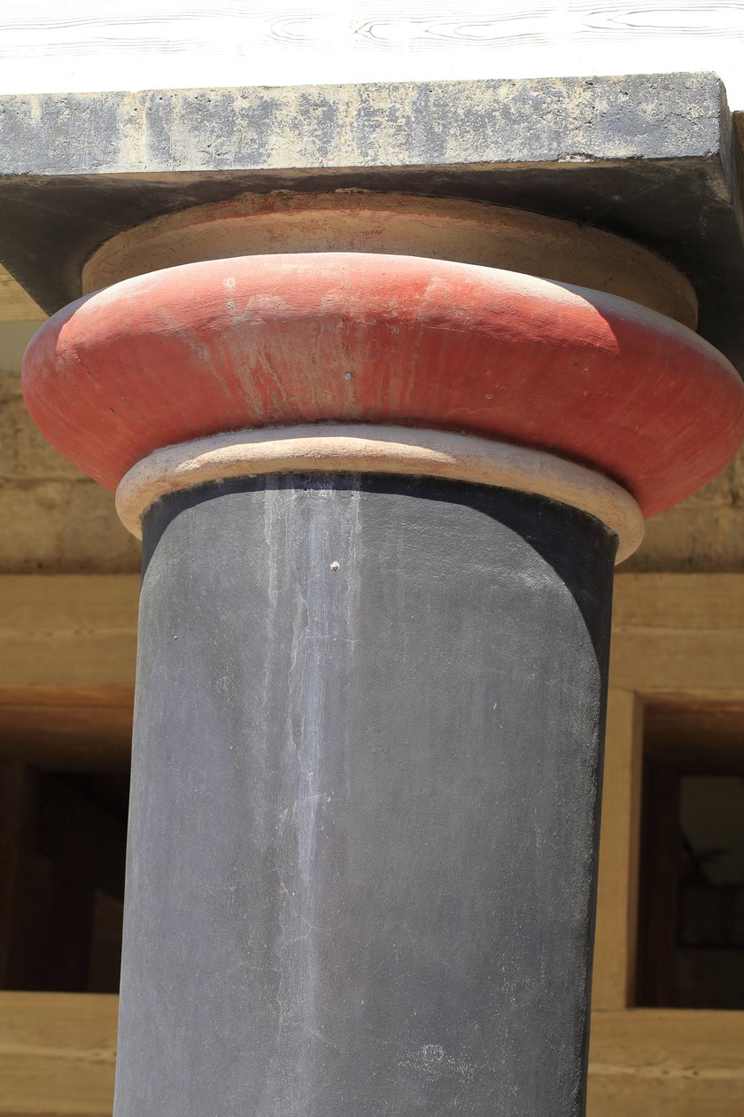 Minoen archeological site of Knossos. Detail of a column of the Hall of the double axes and the queen megaron of the palace of the king Minos. Knossos, Crete. 作者 美浓