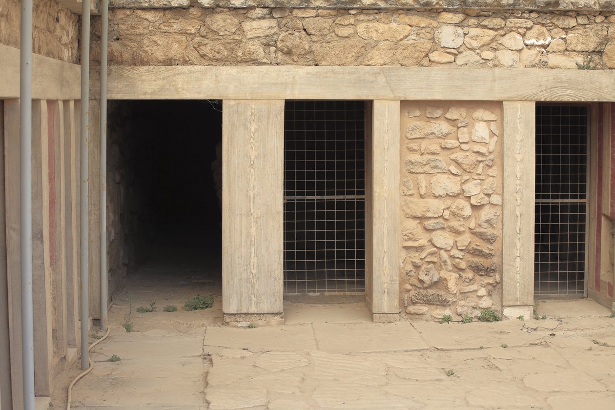 Minoen archeological site of Knossos. West wing next to the “” tripartite shrine””. Room with two large rectangular repositories sunk into the floor. They were full of clay vases and valuable obects among which the famous statuettes representing the “Snake 作者 美浓