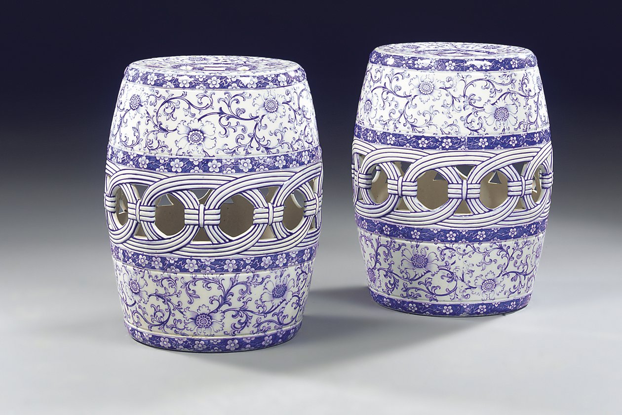 一对蓝色和白色的花园座椅，约1860年 作者 明顿有限公司