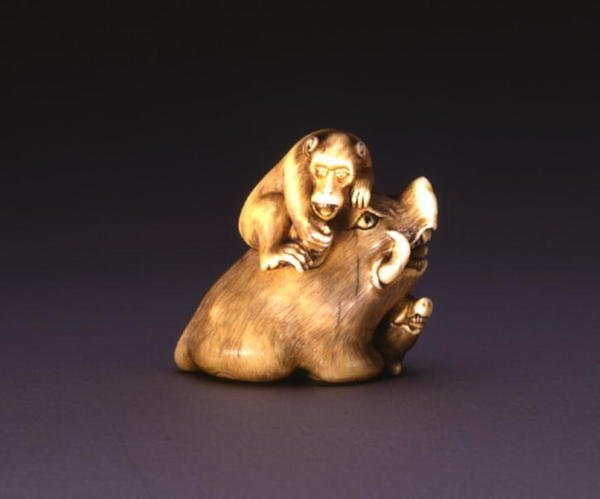 描绘野猪和猴子的网饰，约1800-10（象牙和镶嵌角）。 作者 光秀