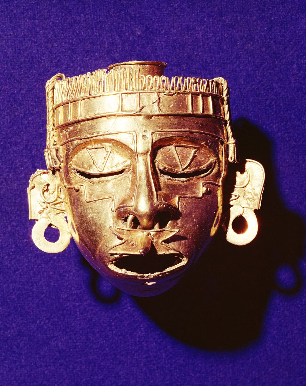 神Xipe Totec的面具，来自Tomb 7，Monte Alban，1300-1450（金） 作者 Mixtec