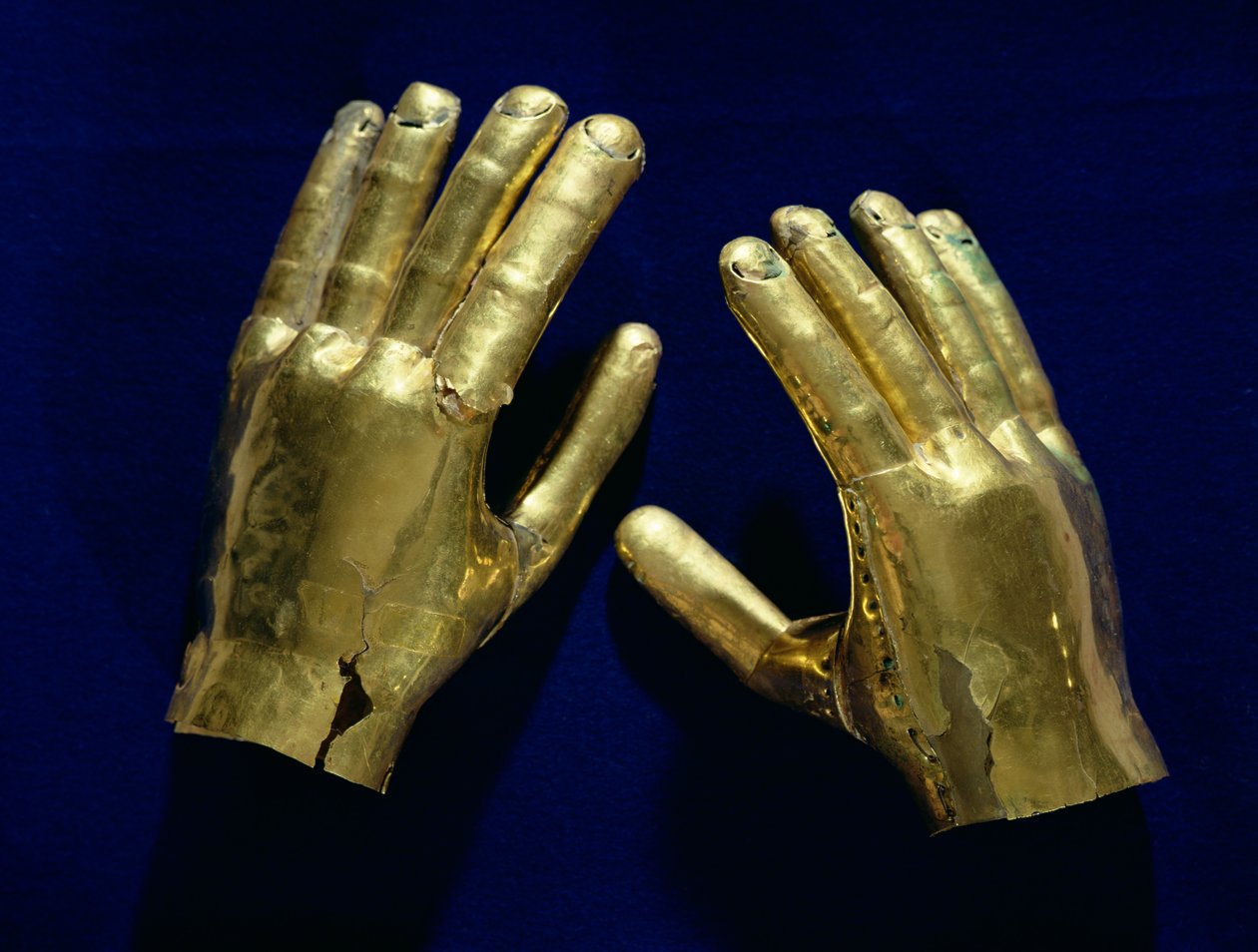 一对丧葬手，来自秘鲁，c.200-c.800（金） 作者 莫切