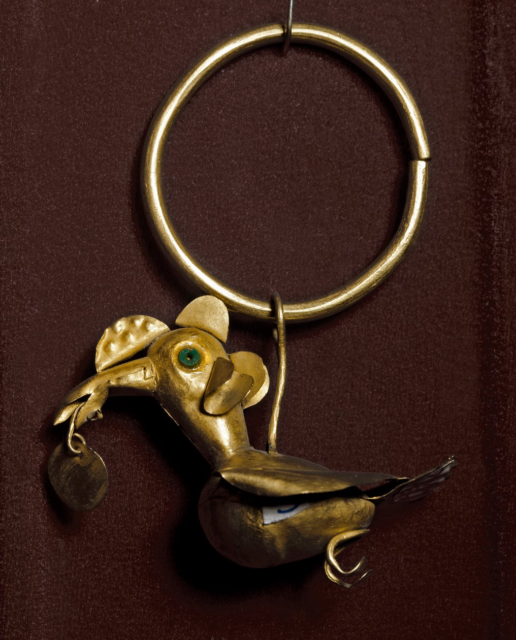 Precolombian art, Mochica culture (Ugly, mochique): earring with bird in gold. 200-500 apres JC Private Collection 作者 莫切莫切