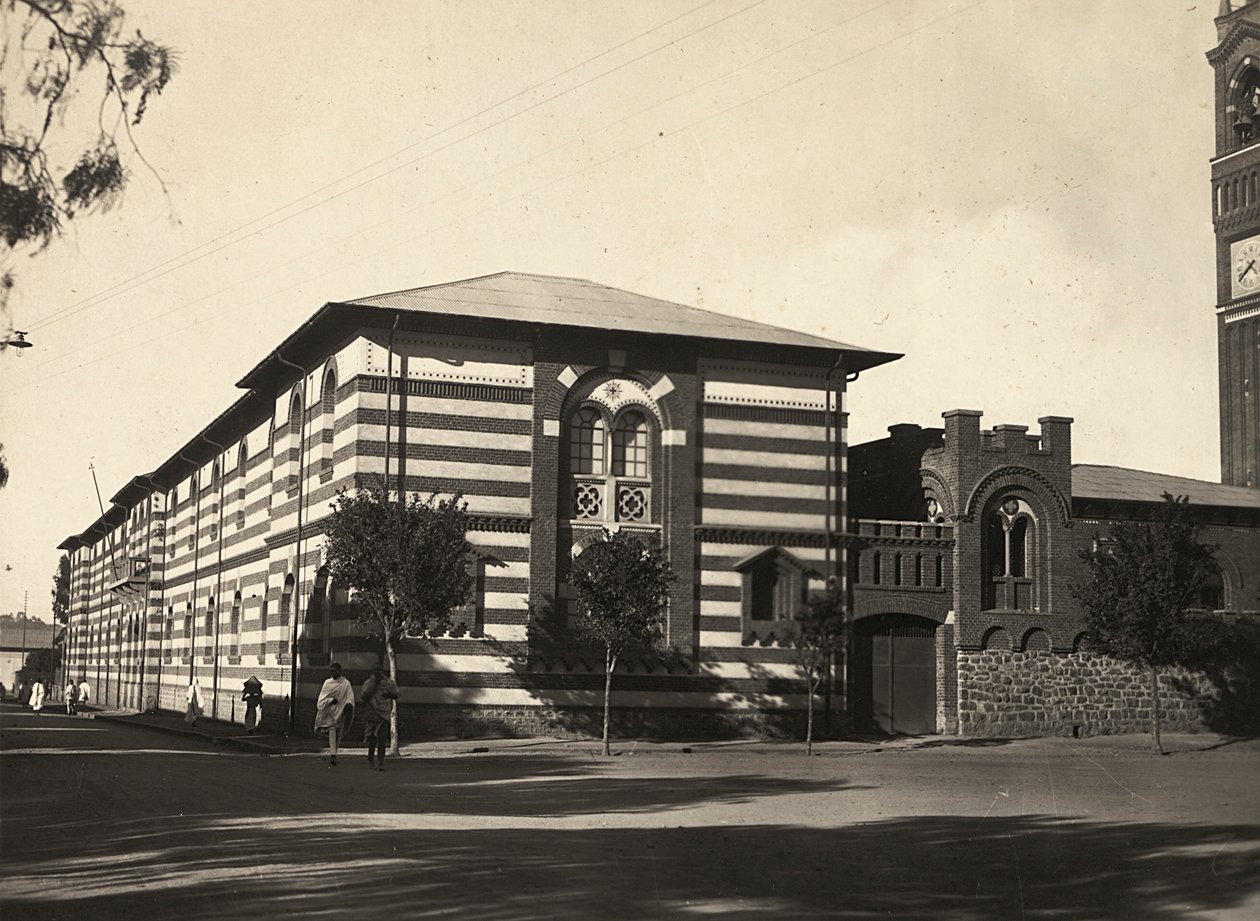 在法西斯时代建立一个帝国：阿斯马拉的圣朱塞佩学院，1936年5月9日（黑白照片）。 作者 莫迪斯蒂诺·巴尔迪内蒂