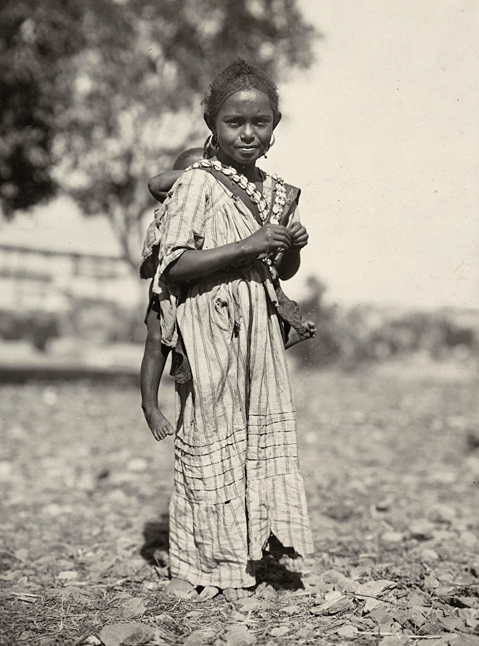在法西斯时代建立一个帝国：一个阿比西尼亚女孩，1936年5月9日（黑白照片）。 作者 莫迪斯蒂诺·巴尔迪内蒂