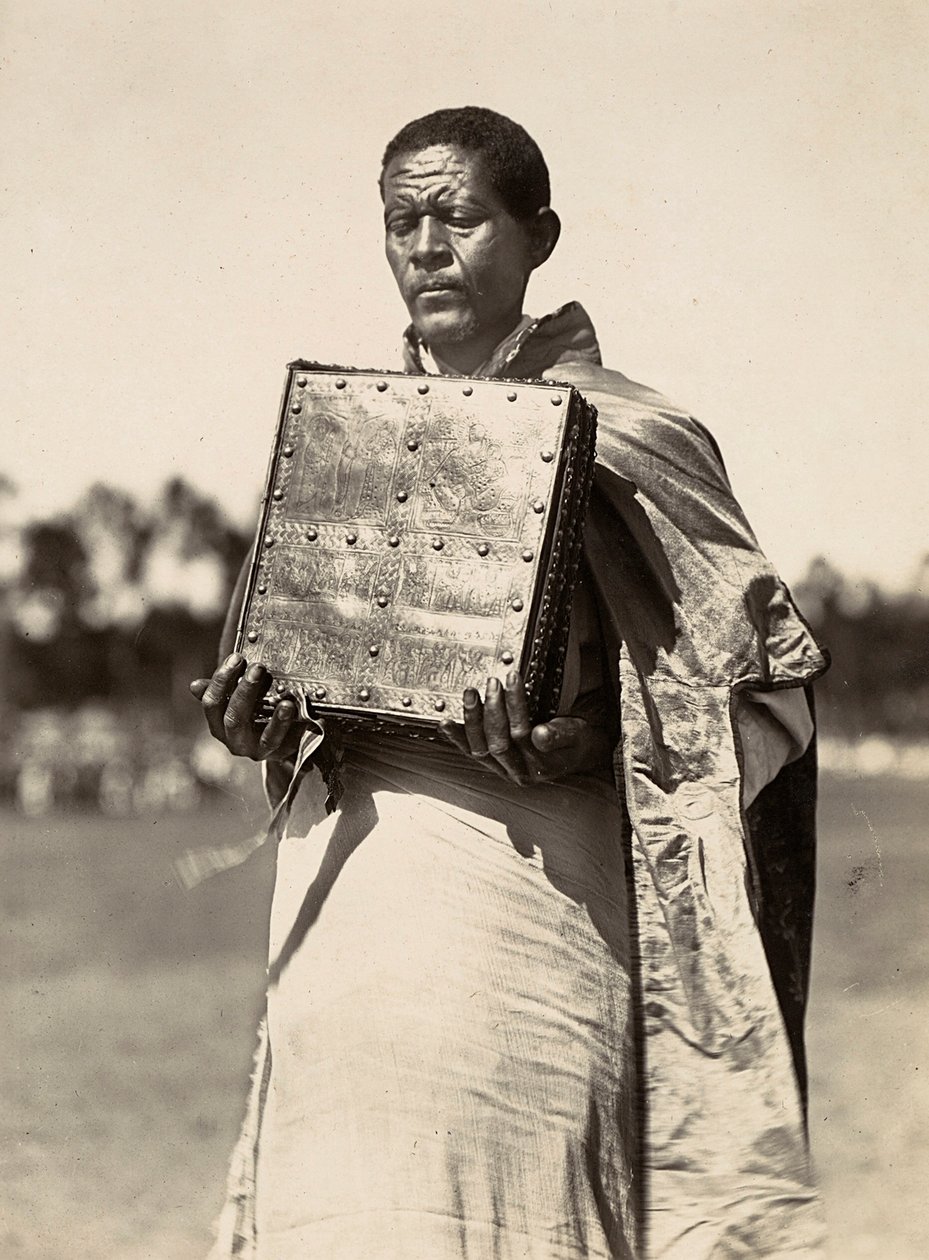 在法西斯时代建立一个帝国：一位阿比西尼亚牧师携带一本福音书，1936年5月9日（黑白照片）。 作者 莫迪斯蒂诺·巴尔迪内蒂