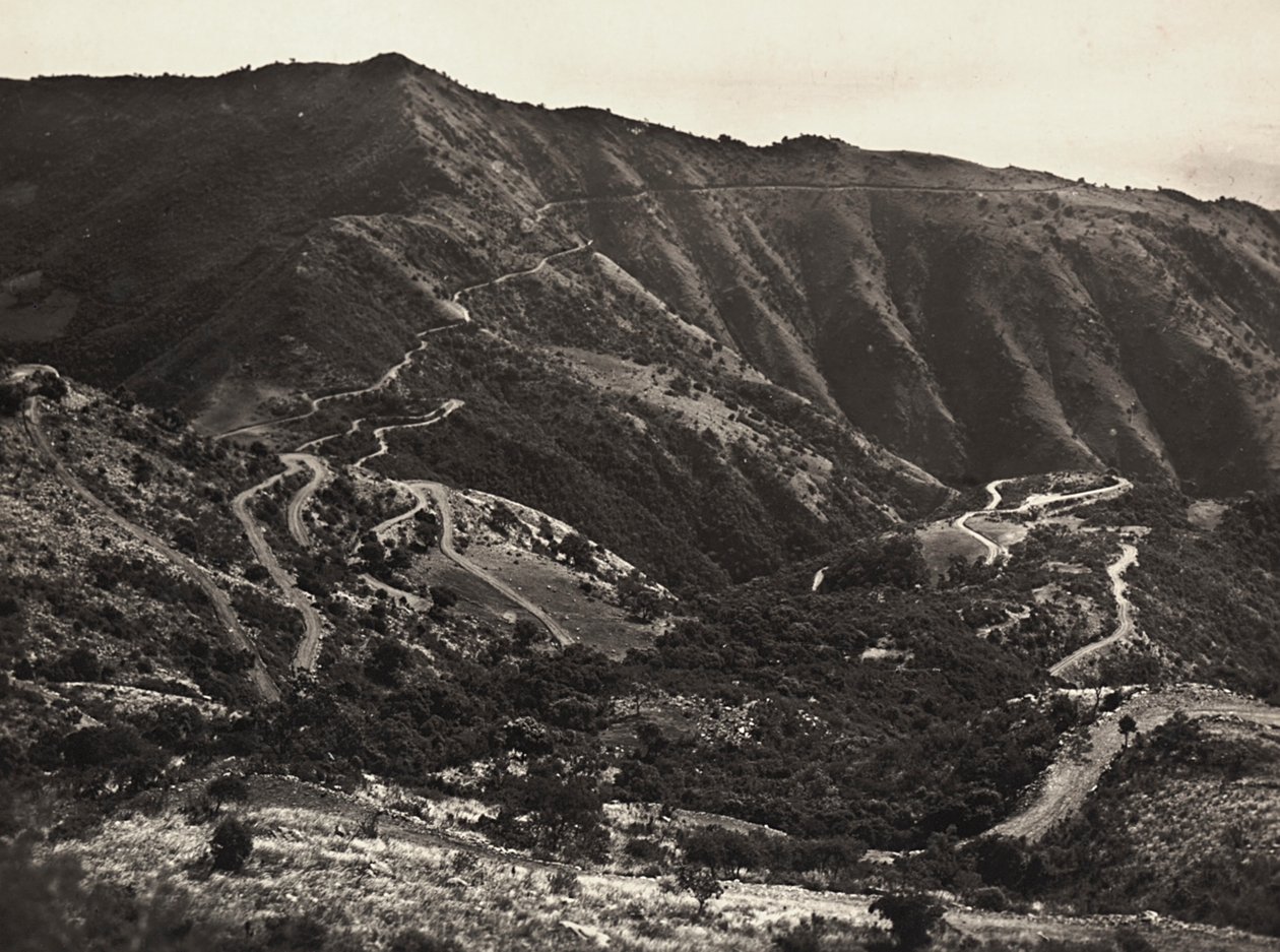 在法西斯时代建立一个帝国：马绍亚-阿斯马拉山上的道路，1936年5月9日（黑白照片）。 作者 莫迪斯蒂诺·巴尔迪内蒂