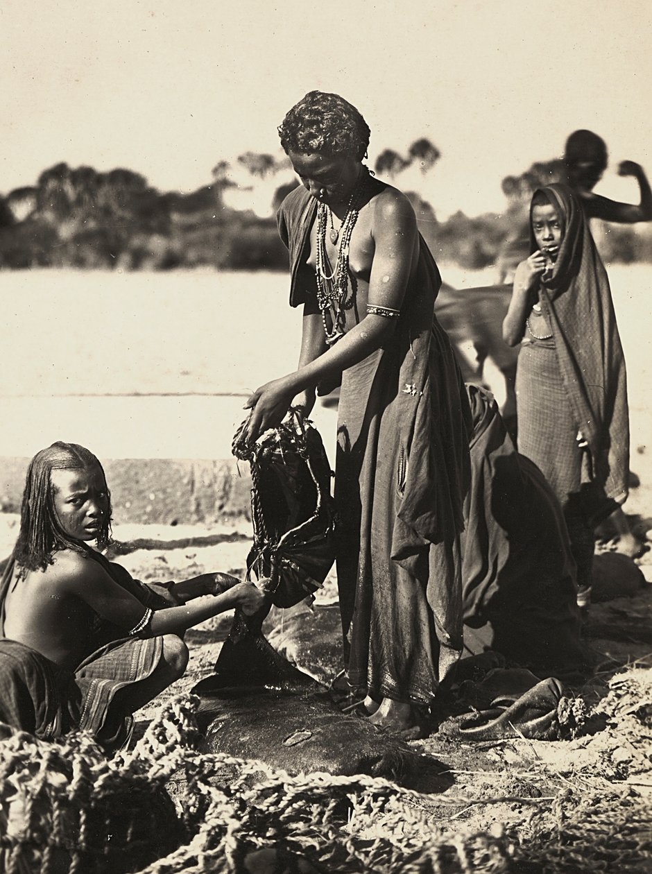 Building an Empire in the Fascist age: women from the Beni-Amer tribe at a water well, 09/05/1936 (b/w photo) 作者 莫迪斯蒂诺·巴尔迪内蒂