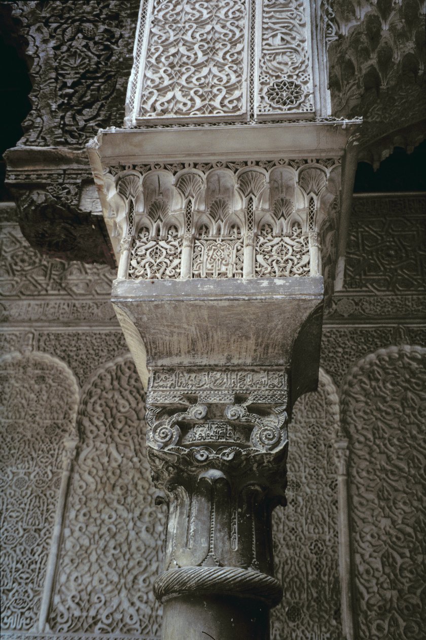 塔楼资本，来自主庭院，由萨迪亚人于1565年建造（雪松和灰泥工作） 作者 摩洛哥学校