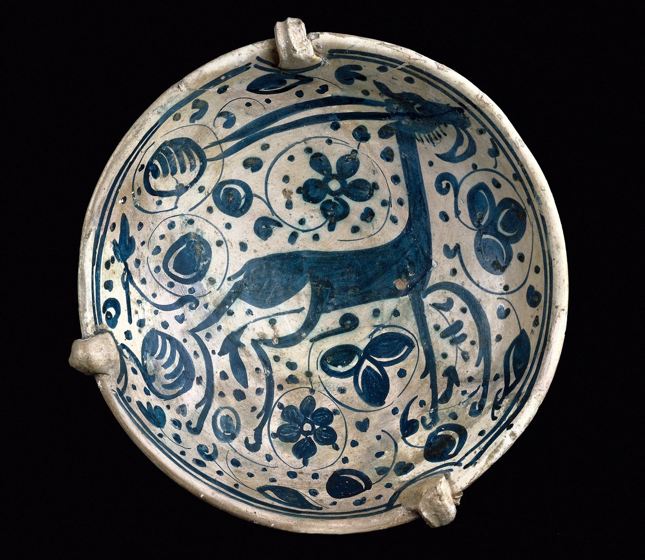 Art mudejar：陶瓷杯 azul，饰有帕特纳鹿，马尼塞斯（西班牙-摩尔风格）。 14 或 15 世纪的巴塞罗那。 西班牙巴塞罗那陶瓷博物馆 作者 穆德哈尔学校