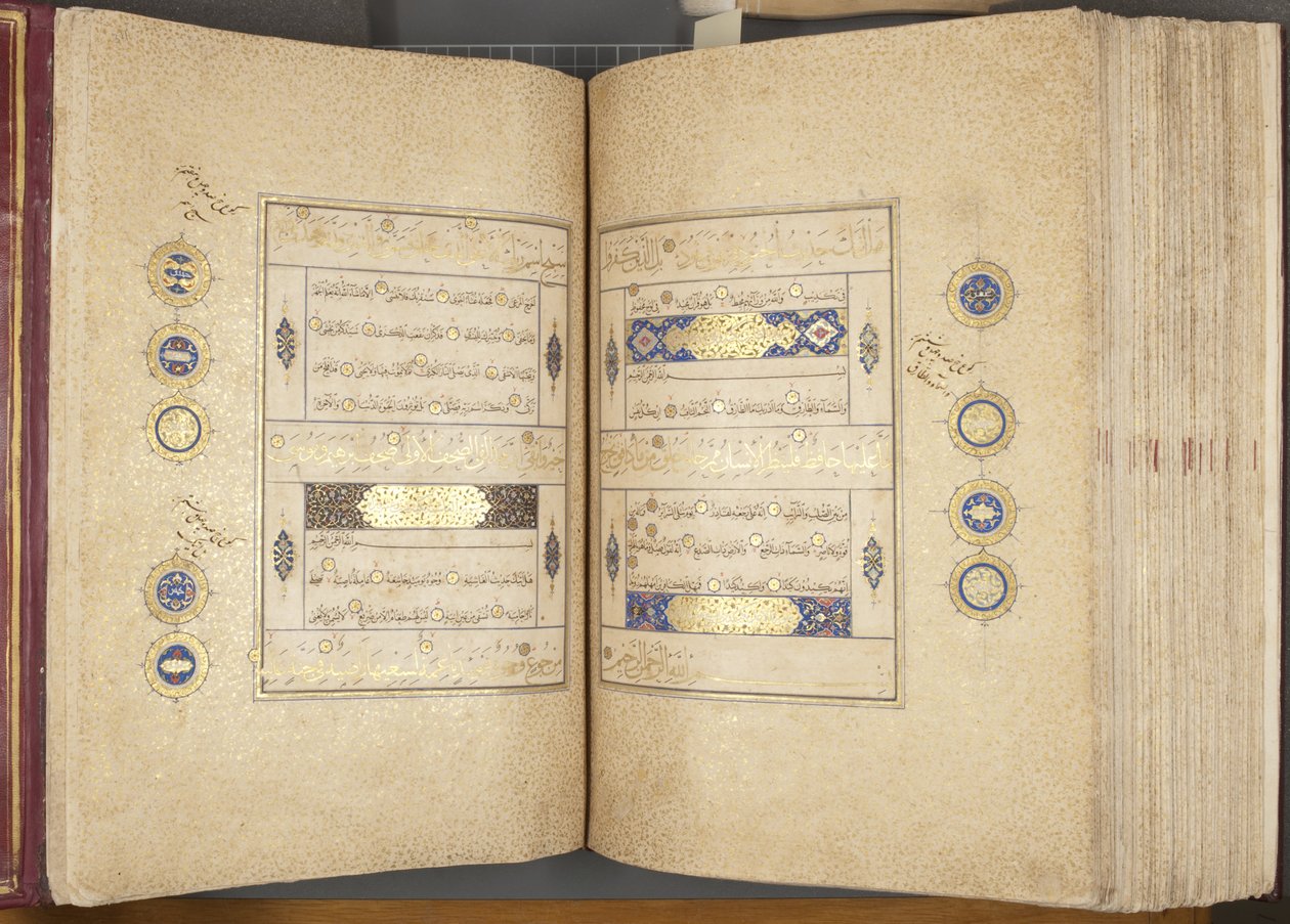 Fol 310 verso 311 recto，Timurid Quran，1441（纸上墨水和黄金） 作者 穆罕默德·穆明·阿卜杜拉·阿尔·穆万德