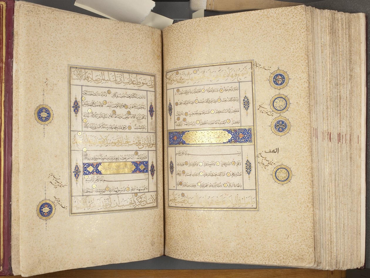 Fol 311 verso 312 recto，Timurid Quran，1441（纸上墨水和黄金） 作者 穆罕默德·穆明·阿卜杜拉·阿尔·穆万德