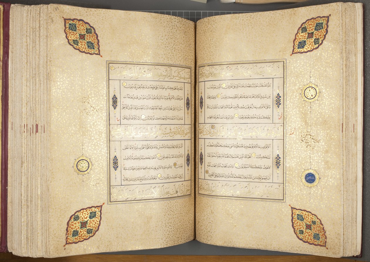 Fol 82 verso 83 recto，Timurid Quran，1441（纸上墨水和黄金） 作者 穆罕默德·穆明·阿卜杜拉·阿尔·穆万德