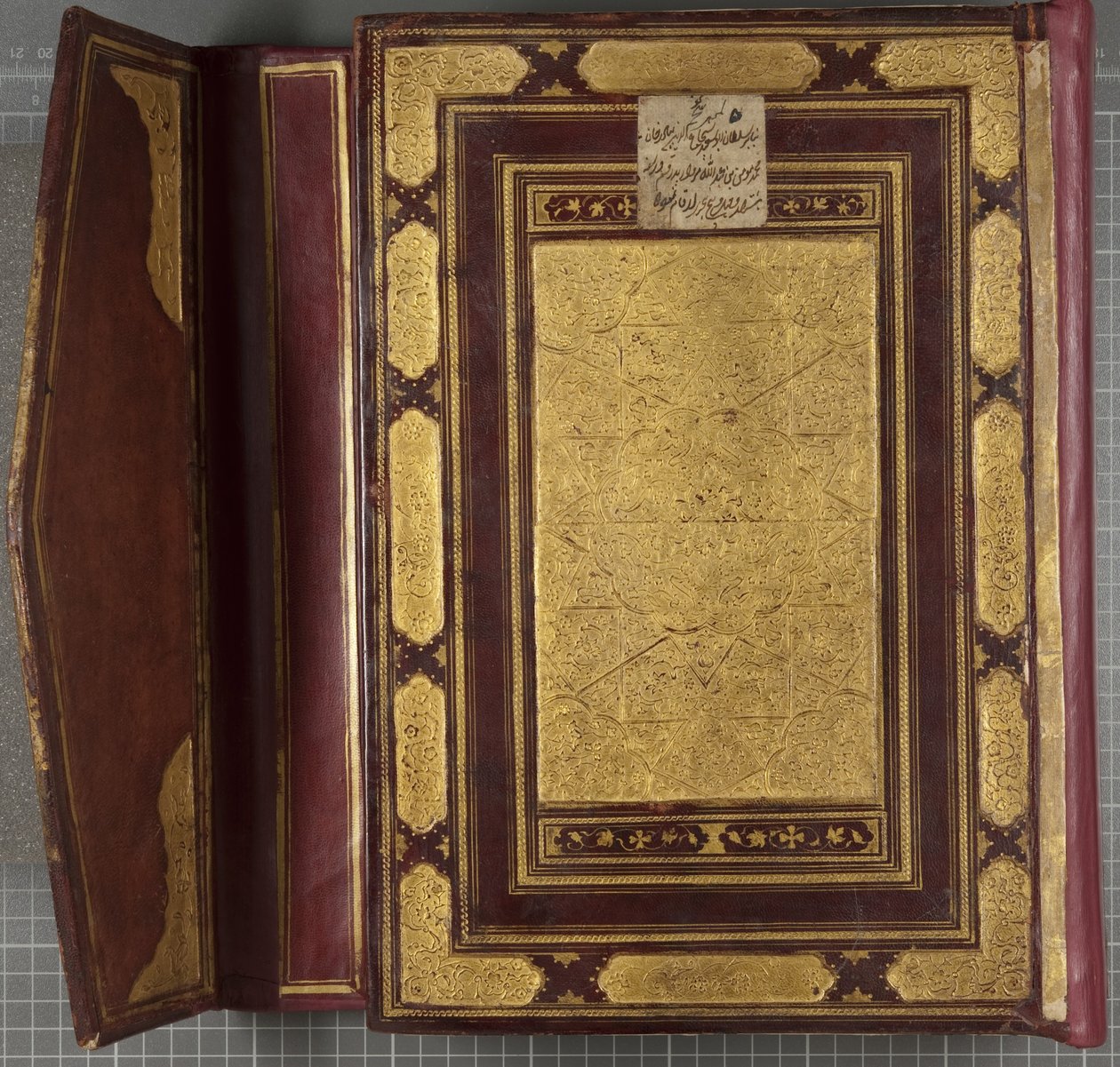 Timurid Quran，1441年（皮革装订量） 作者 穆罕默德·穆明·阿卜杜拉·阿尔·穆万德