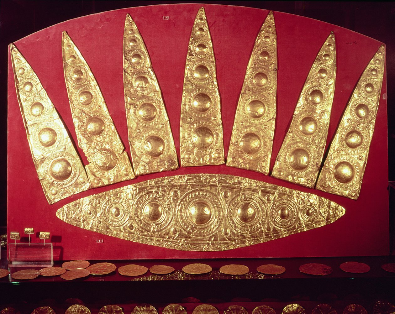 来自Grave III的Tiara，Grave Circle A，Mycenae，公元前16世纪（金） 作者 迈锡尼人