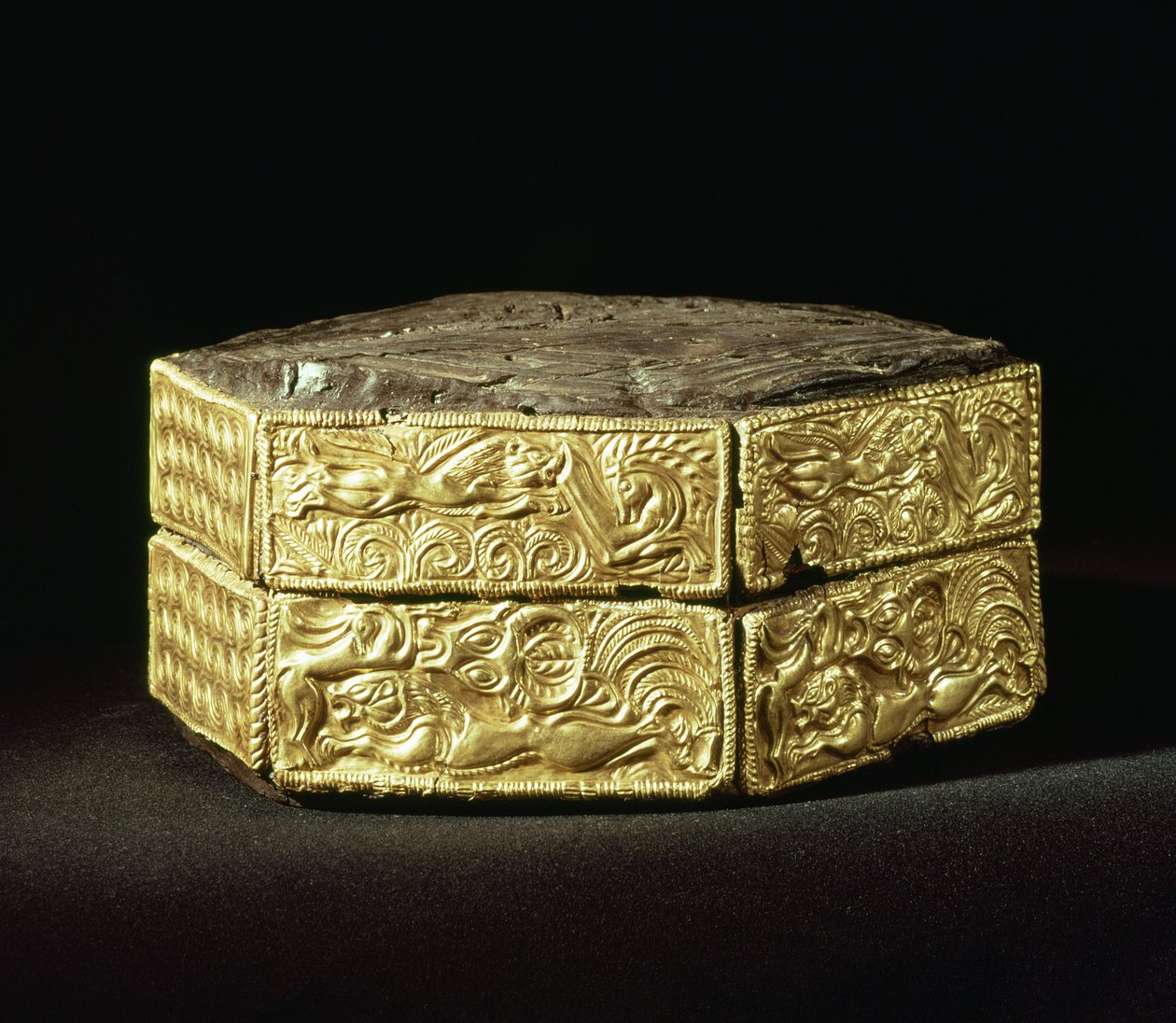 用动物装饰的六角形的pyxis，来自Grave V，Grave Circle A，Mycenae（木和金） 作者 迈锡尼人