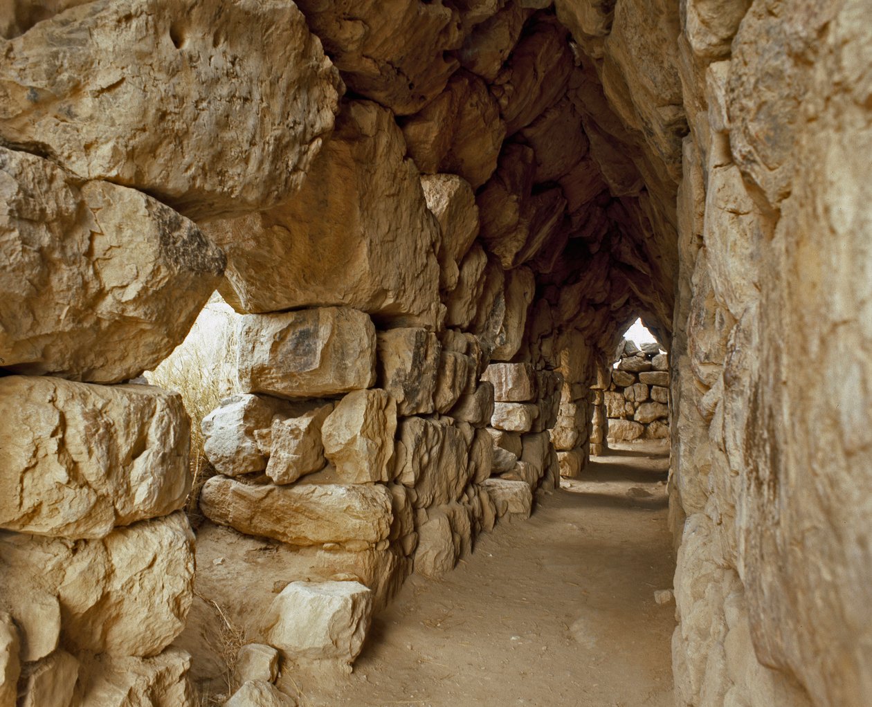 Mycenian art: covered passage of the Mycenian citadel, Tirynthe city, around 1200 BC. Grece 作者 迈锡尼人