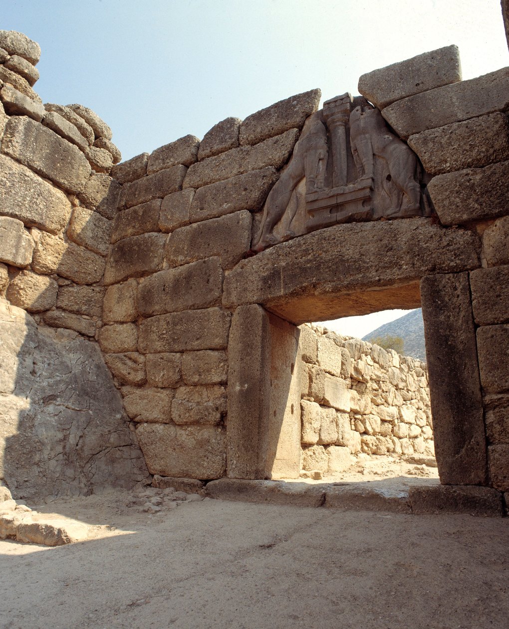 View of the Gate of the Lions in the town of Mycenes, Greece 作者 迈锡尼人