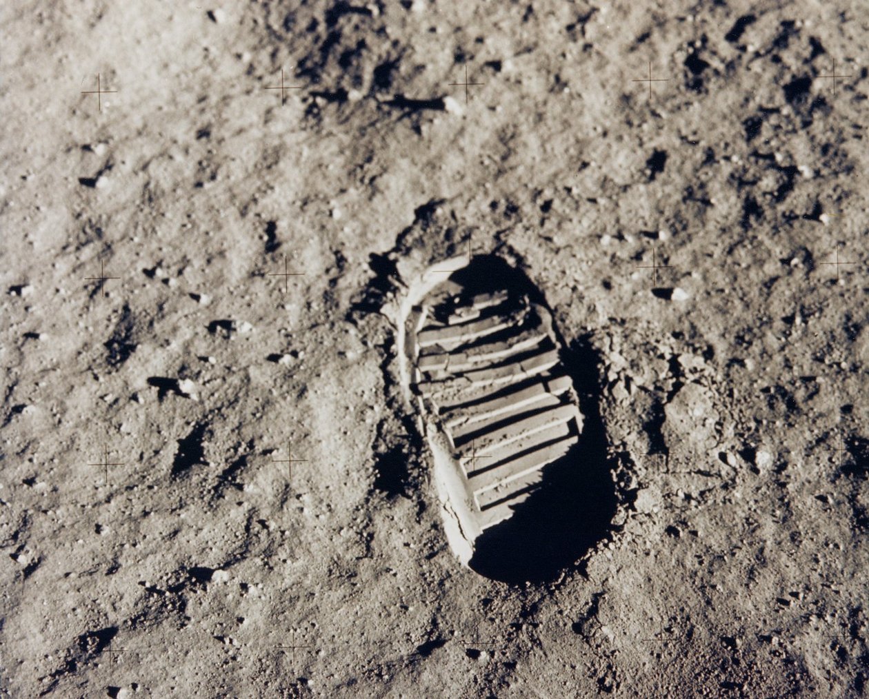 阿波罗11号在月球上的靴印，1969年7月。 作者 NASA图片
