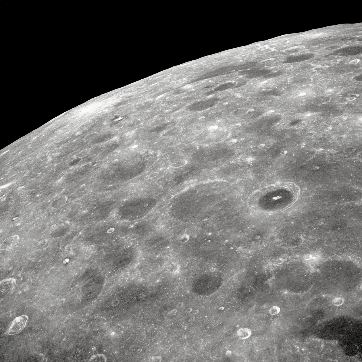 阿波罗8号--美国宇航局，1968年。 作者 NASA图片