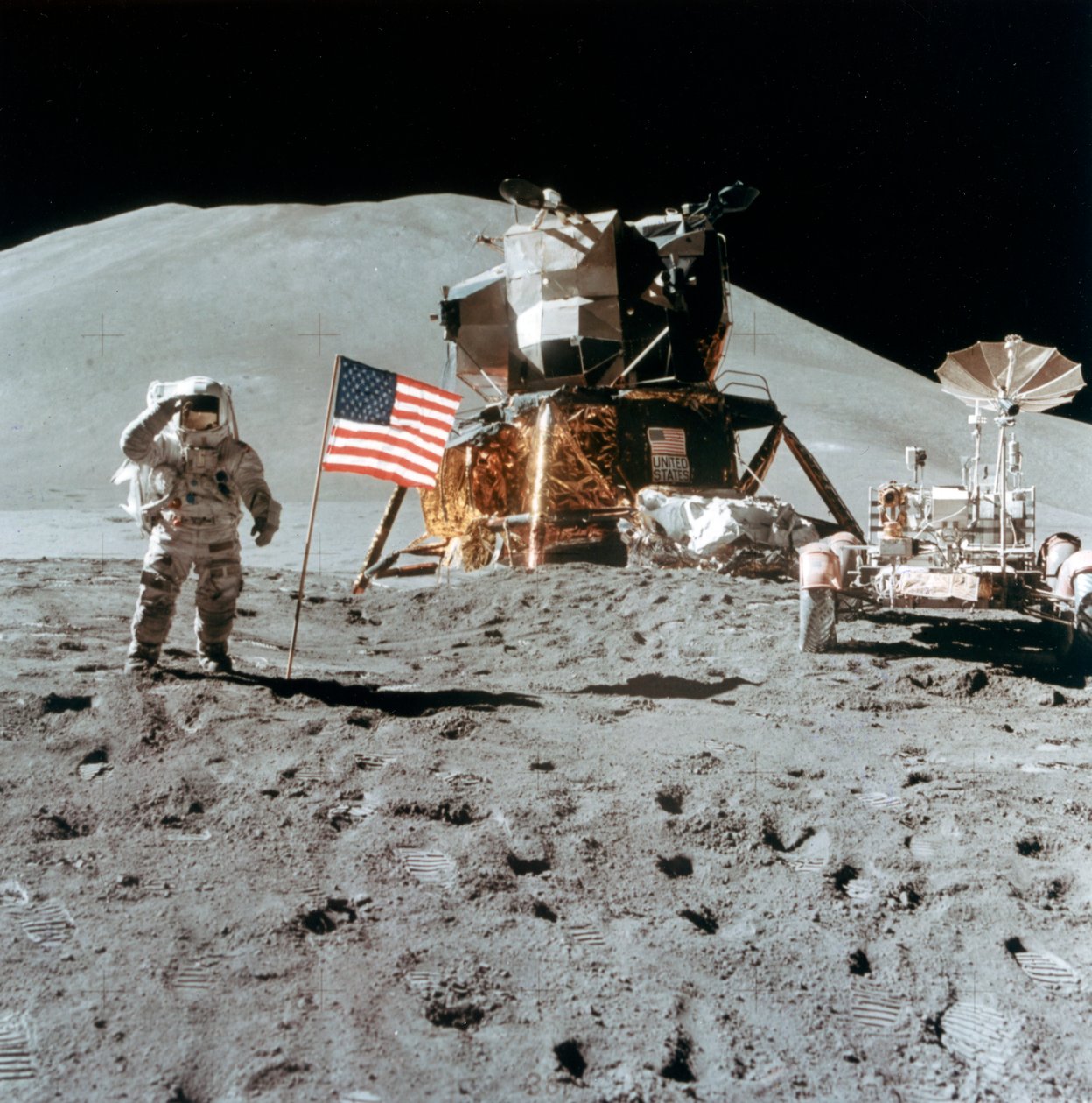 宇航员詹姆斯·欧文（James Irwin）1930-1991年在月球上致敬，1971年。 作者 NASA图片