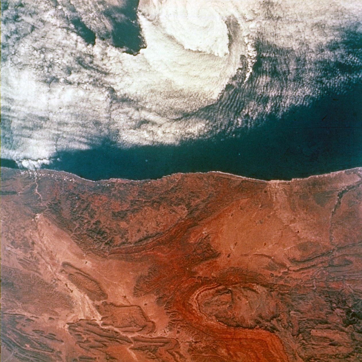 从太空看地球--从双子座5号看到的风暴眼，1965年。 作者 NASA图片