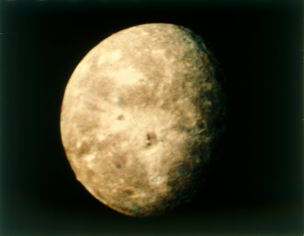 Oberon，天王星的卫星，来自旅行者2号，1986年1月24日。 作者 NASA图片