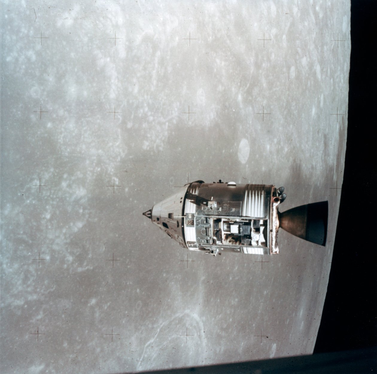 1971年，月球轨道上的阿波罗15号命令和服务舱。 作者 NASA图片