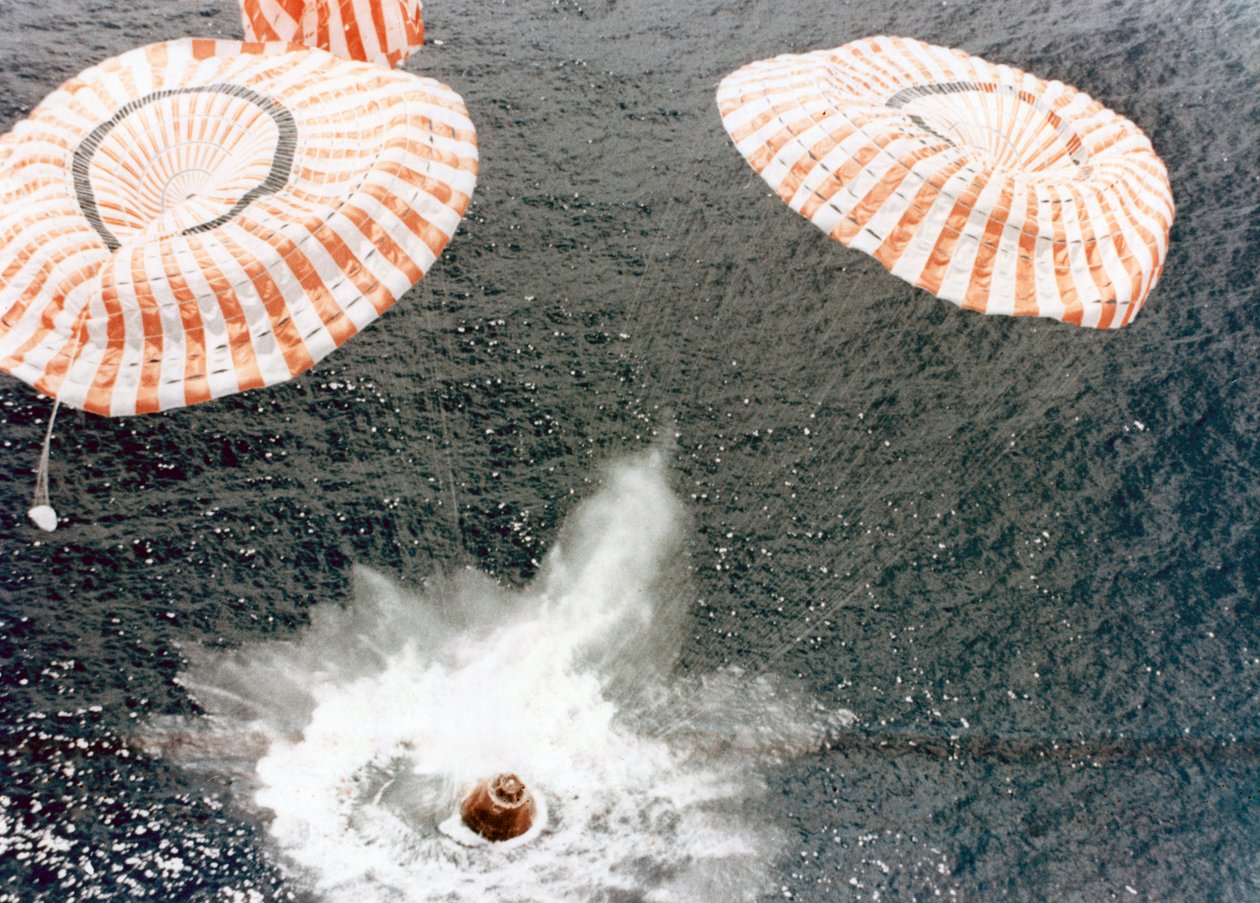 尽管降落伞失灵，阿波罗15号太空舱仍安全着陆，1971年中太平洋。 作者 NASA图片