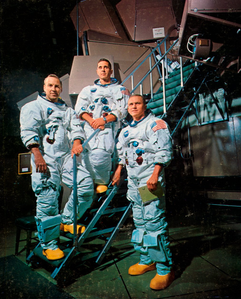 1968年，阿波罗8号（Apollo 8）的工作人员在模拟器前。 作者 NASA图片