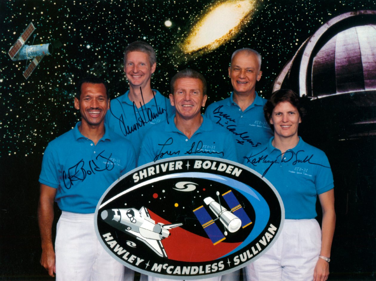 1990年，STS-31航天飞机的机组人员。 作者 NASA图片
