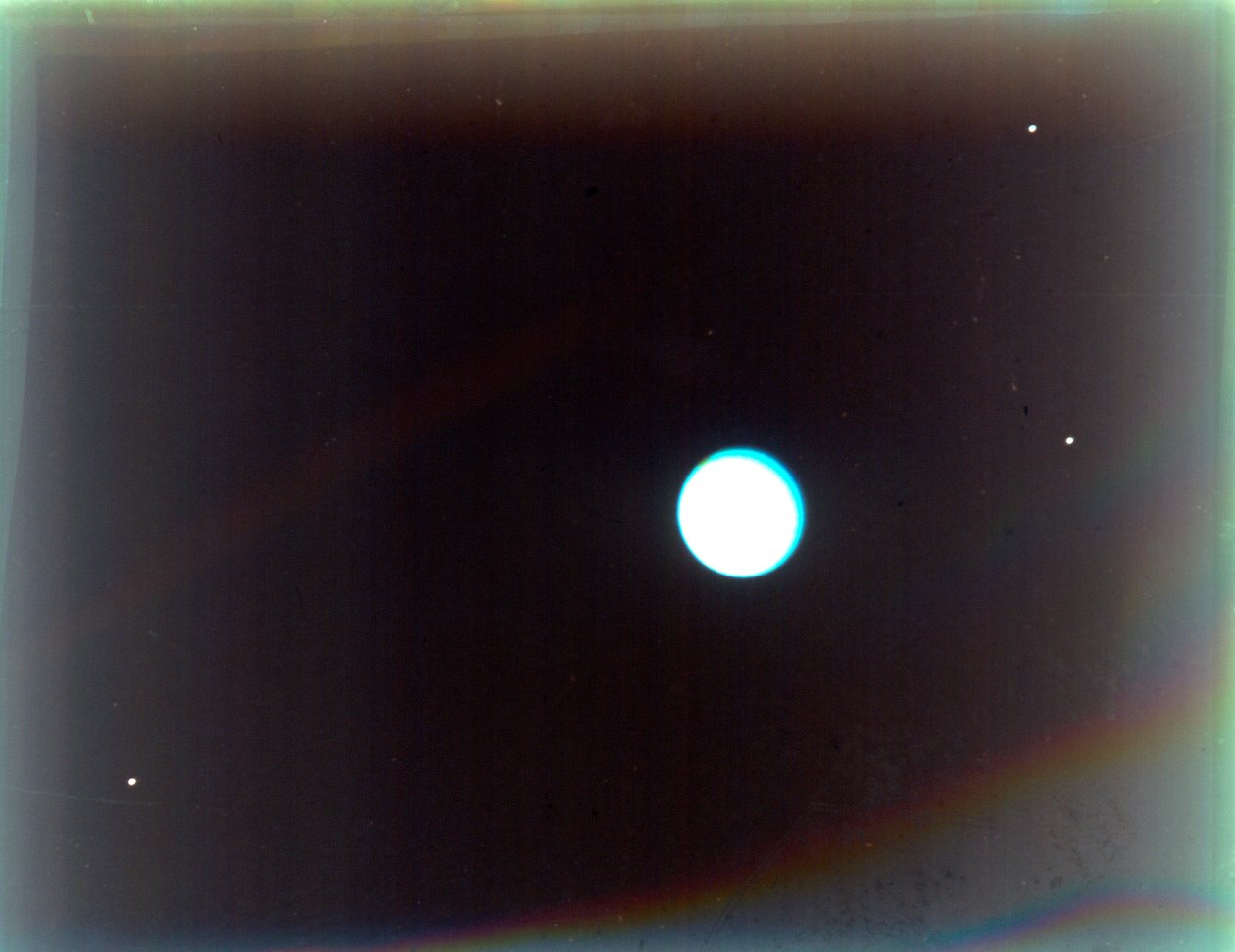 天王星与卫星Miranda、Ariel和Umbriel，来自旅行者2号，1986年1月24日。 作者 NASA图片