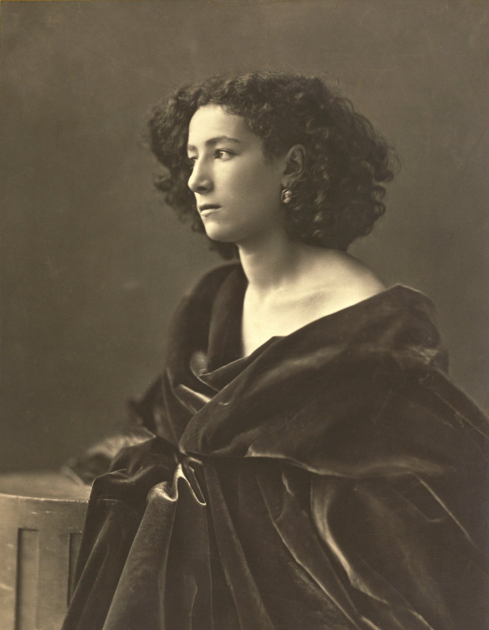 莎拉-伯恩哈特（1844-1924）法国女演员，照片由加斯帕德-费利克斯-图尔纳雄又名纳达尔拍摄。 作者 纳达尔