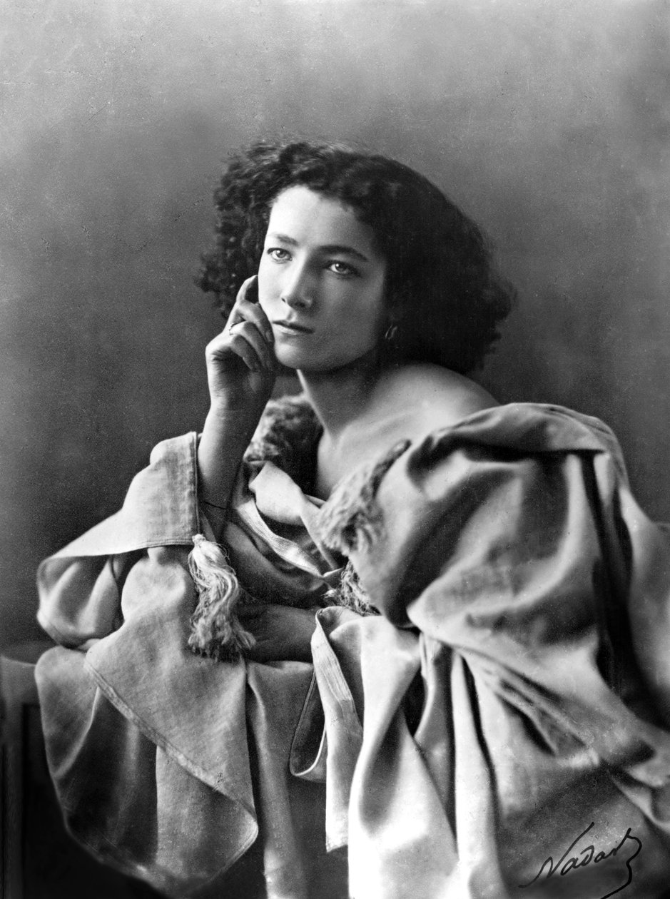 法国女演员莎拉-伯恩哈特（1844-1923），照片由纳达尔（1820-1910）拍摄。 作者 纳达尔