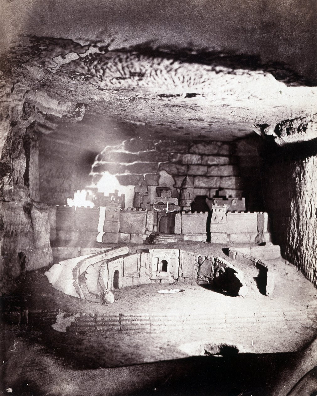 The catacombs of Paris. View of an architectural sculpture of Port Saint Philippe (Saint-Philippe) that Decure, in charge of consolidating the premises, undertook in 1777 作者 纳达尔