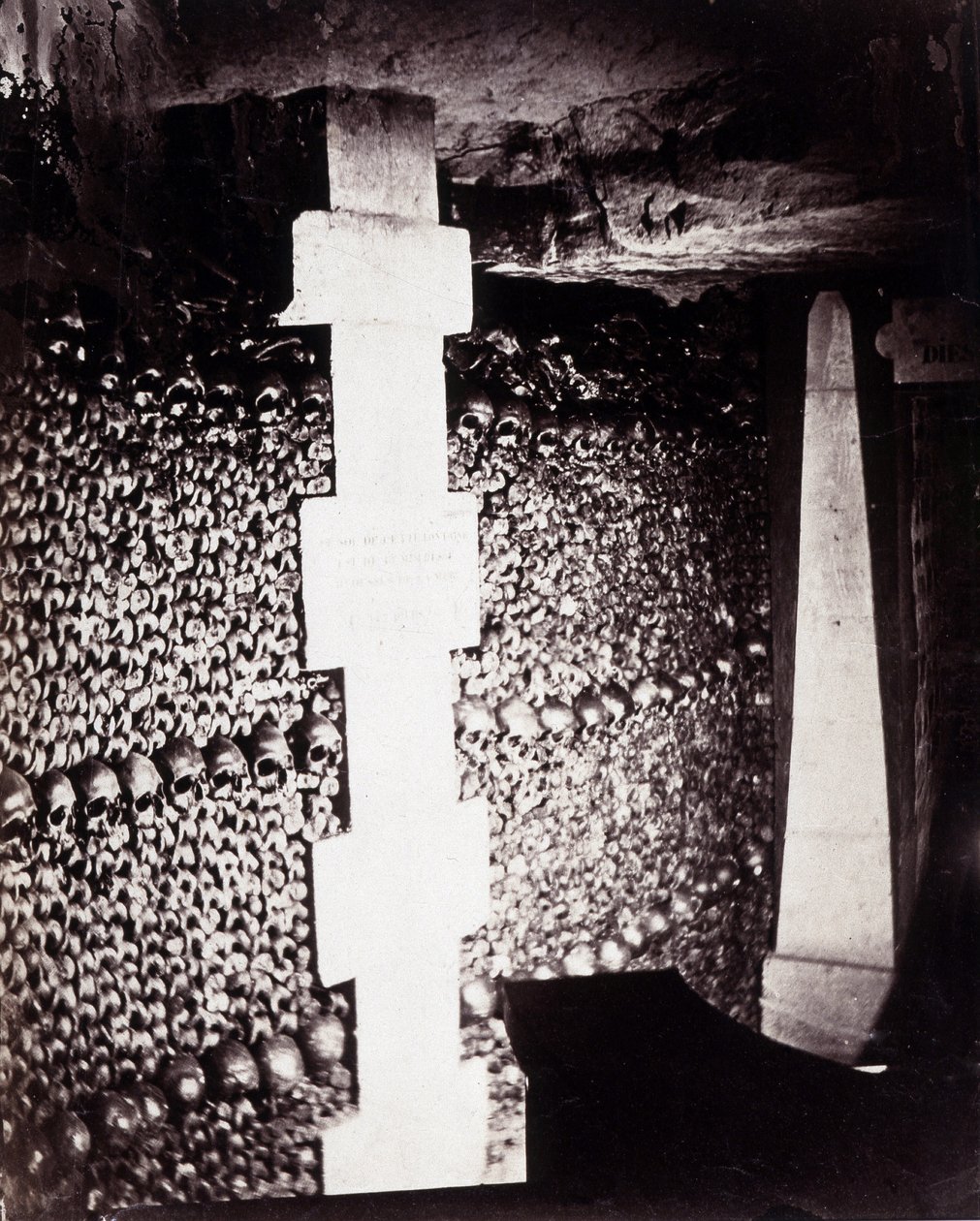 The ossuaries of the catacombs of Paris. Near the source of Lethe or Forget 作者 纳达尔