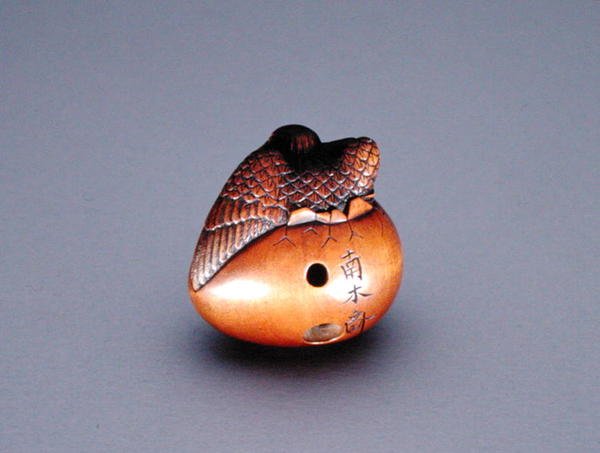 描绘乌鸦从蛋里出来的网饰，约1840年（木制）（正面图见194417）。 作者 南北斋