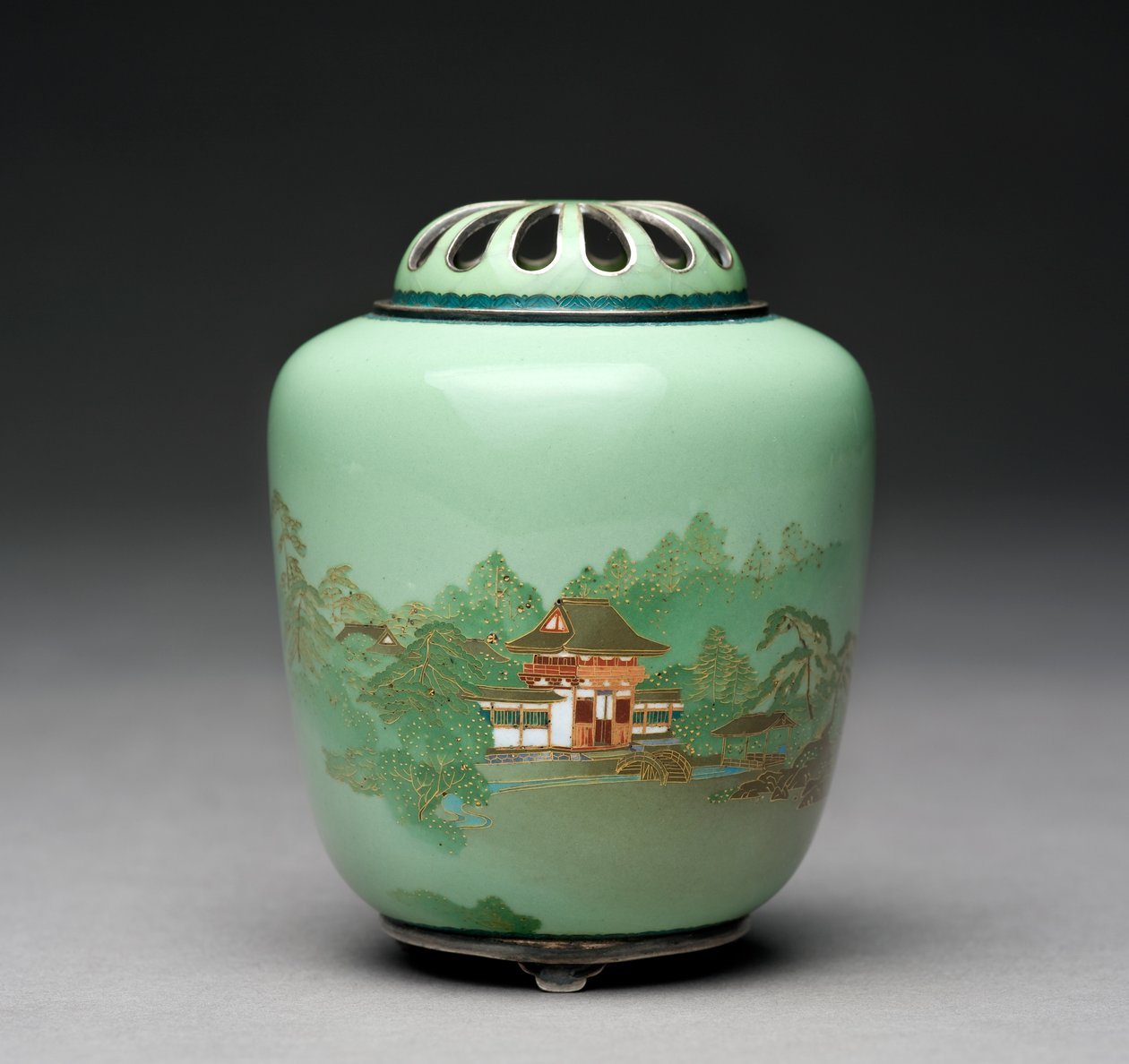 Koro在树木之间有一个入口门，c.1905（景泰蓝珐琅） 作者 浪川保幸