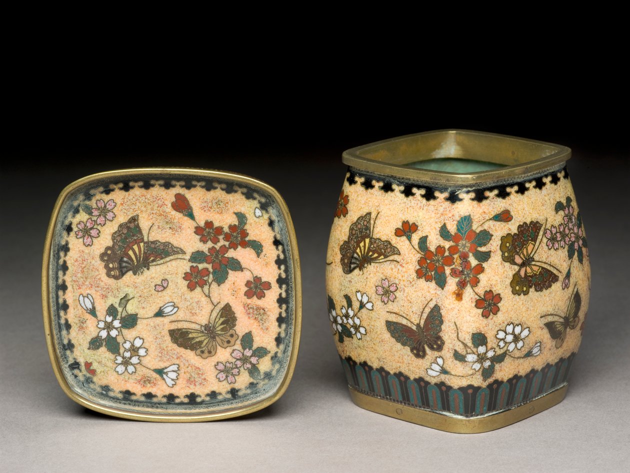 烟草罐和蝴蝶和花朵的立场，c.1880（景泰蓝珐琅） 作者 浪川保幸