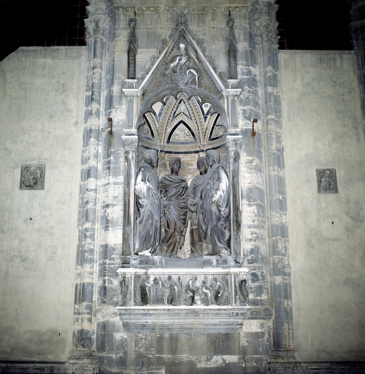 会幕与四个加冕圣徒，为佛罗伦萨的&39;Maestri di Pietra e di Legname&39;行会c.1415（大理石） 作者 南尼迪银行