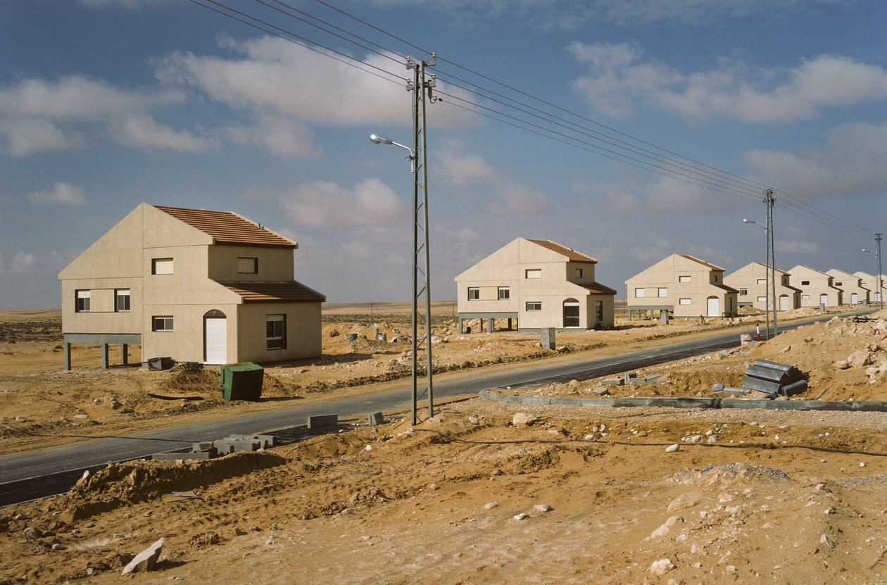 在沙漠中的 Moshav Kadesh Barnea（又名 Moshav Nizzana）为以色列定居者建造新房 作者 内森·本