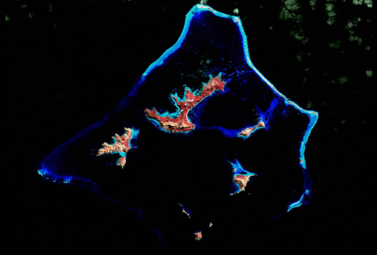 美国国家航空航天局Landsat 7卫星拍摄的珊瑚礁。信用NASA。科学地质海洋学 作者 国家航空航天局国家航空航天局