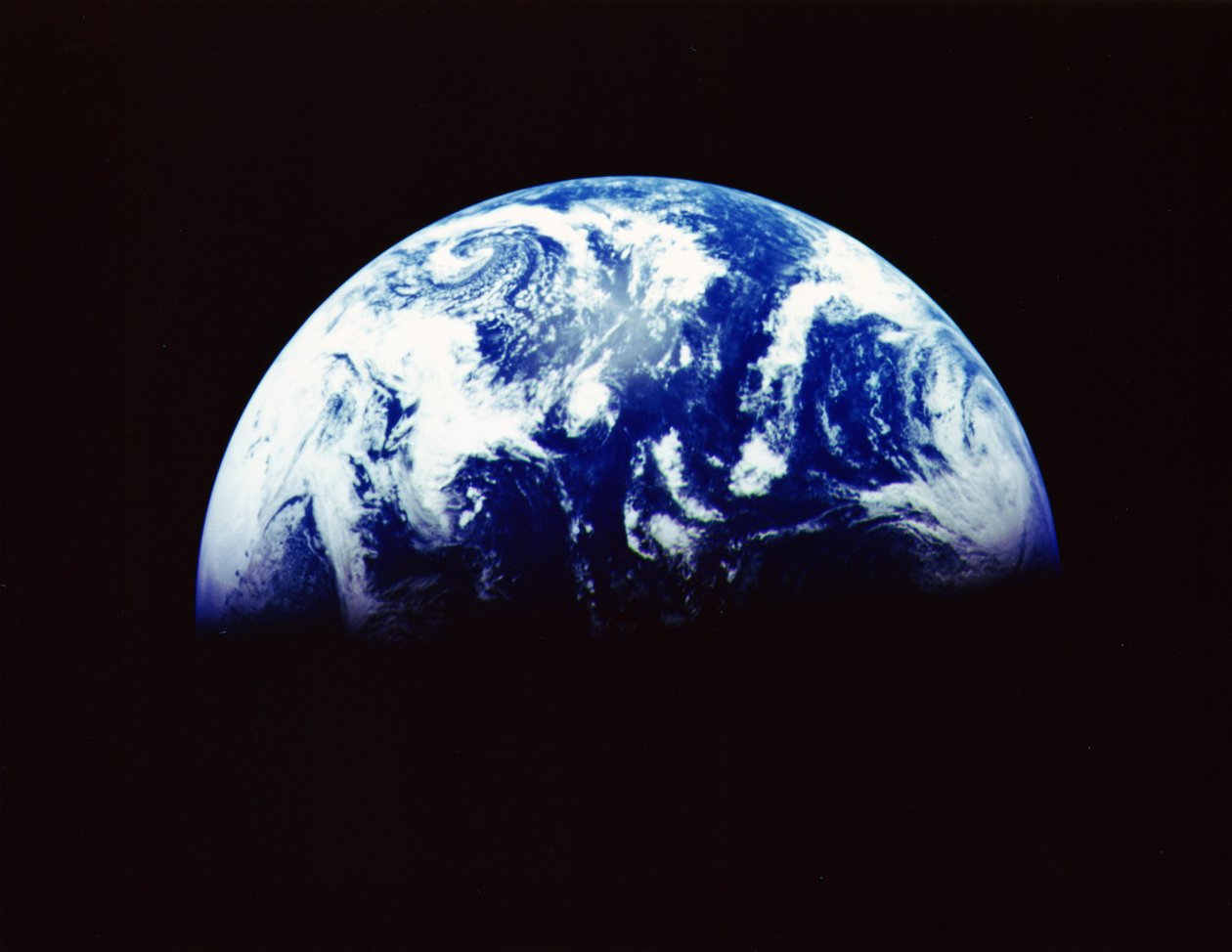 1992年12月，距离太空中的地球伽利略11号拍摄的距离为190万公里（120万英里），南极洲，底部和黎明在太平洋上空升起。 NASA照片。 作者 国家航空航天局国家航空航天局