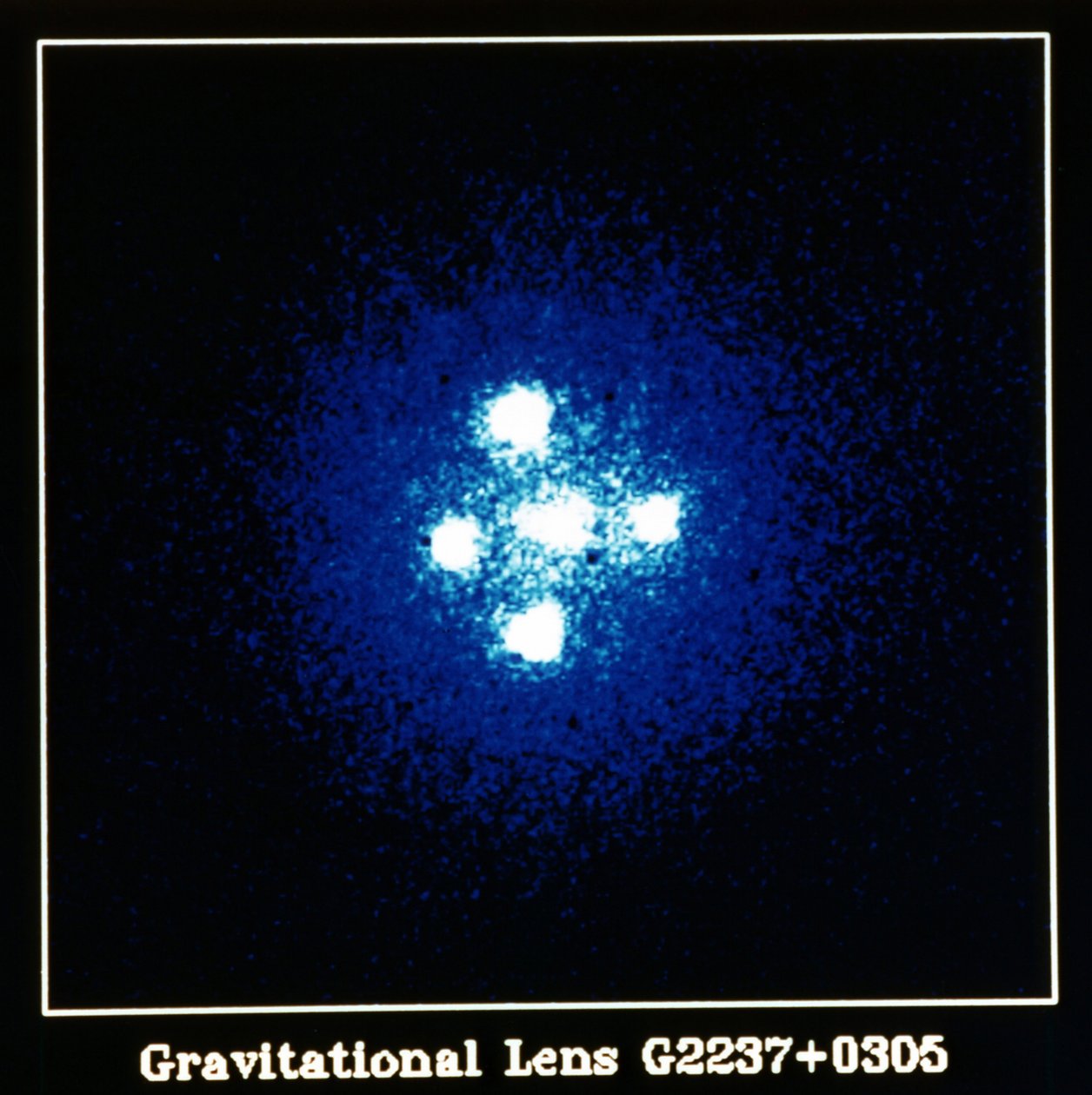Einstein Cross Quasar：Gravitation Lens G2237 plus 0305.NASA照片。 作者 国家航空航天局国家航空航天局